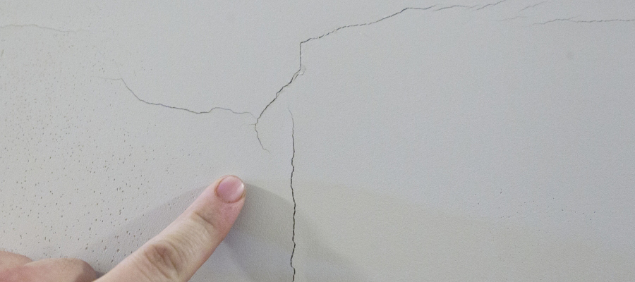fissures au plafond et aux murs