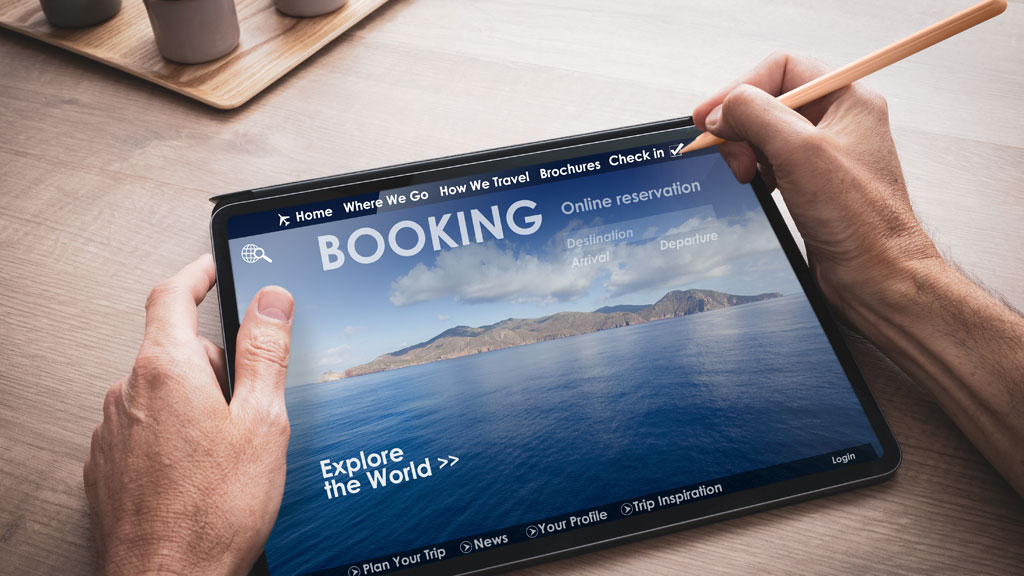 Couple européen consultant ensemble un ordinateur pour réserver vacances