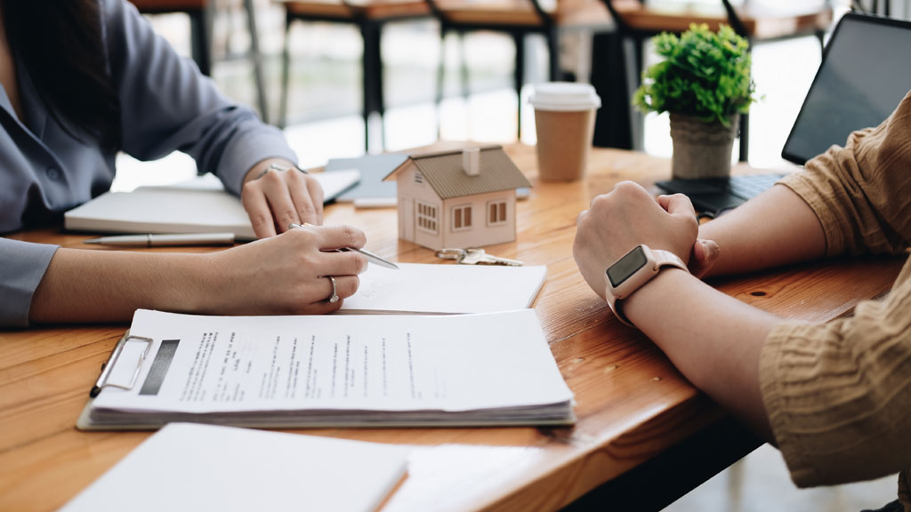 Façade typique d'une agence immobilière dans une rue bordelaise en pierre blonde