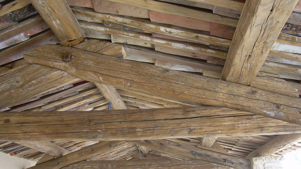 Intérieur authentique d'une propriété de caractère avec poutres apparentes et cheminée en pierre